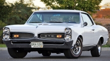 Белый Pontiac GTO
